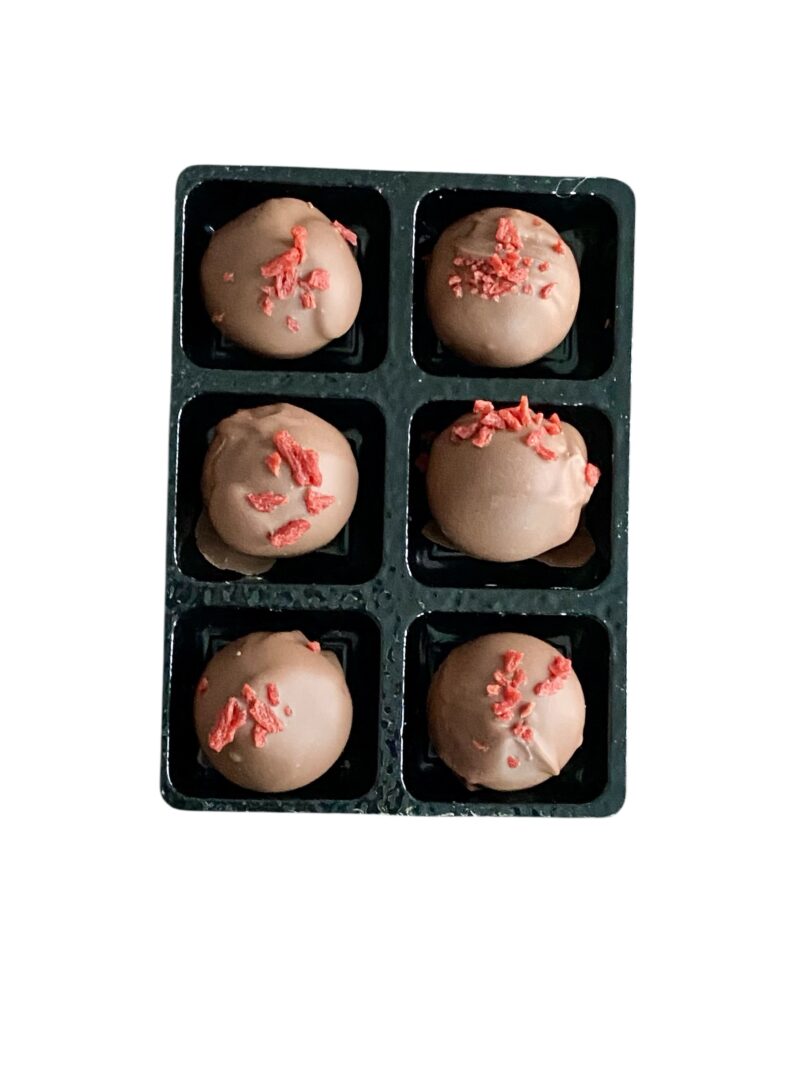 STRAWBERRY CRUNCH TRUFFLES
Pack of 6 - Image 2